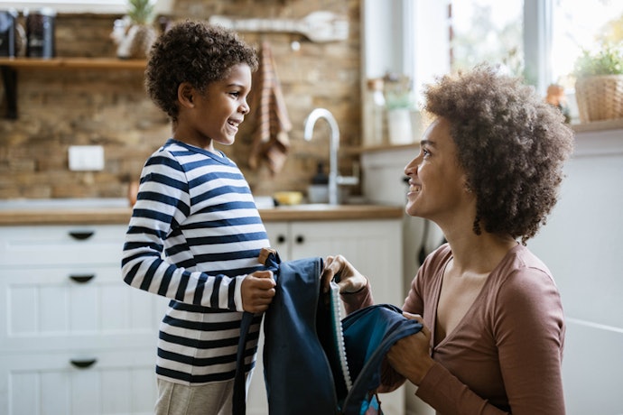 Certifique-se de que a Criança Carregue Até 10% do Seu Peso na Mochila Escolar