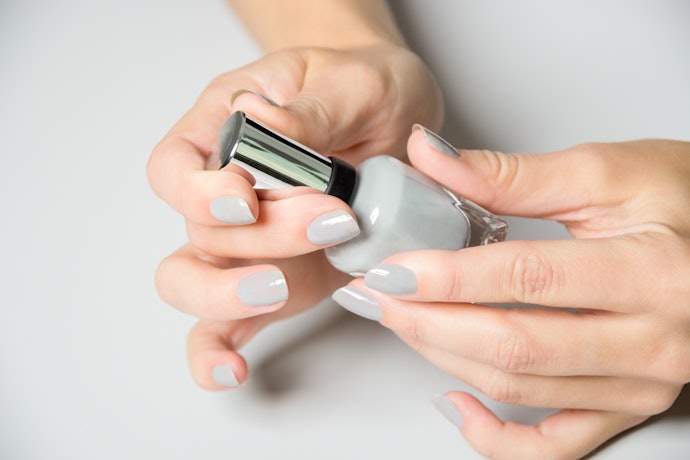 Existe Esmalte que Trata as Unhas?