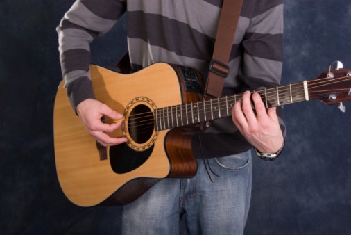 Correias para Guitarra Podem ser Usadas em Outros Instrumentos?