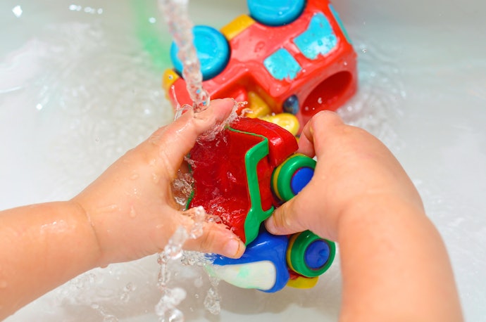 Saiba Como Higienizar os Brinquedos de Banho