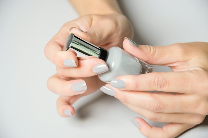 Existe Esmalte que Trata as Unhas?