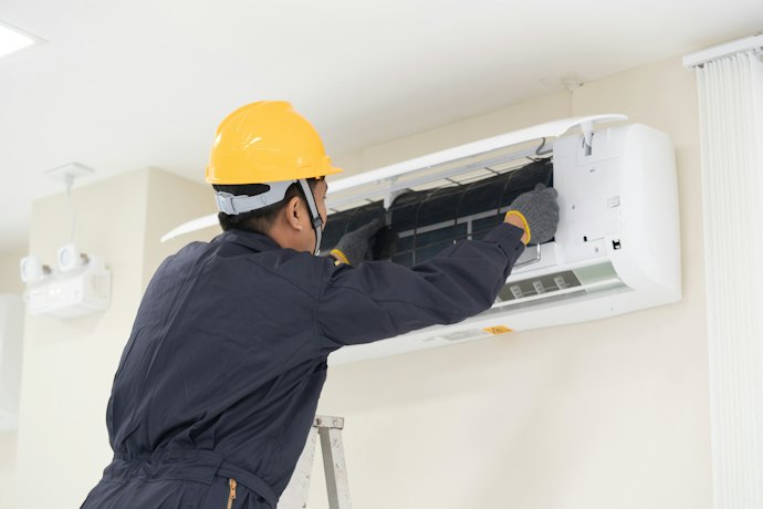 Para Instalação Correta do Ar-Condicionado 12000 BTUs, Opte por um Profissional Qualificado