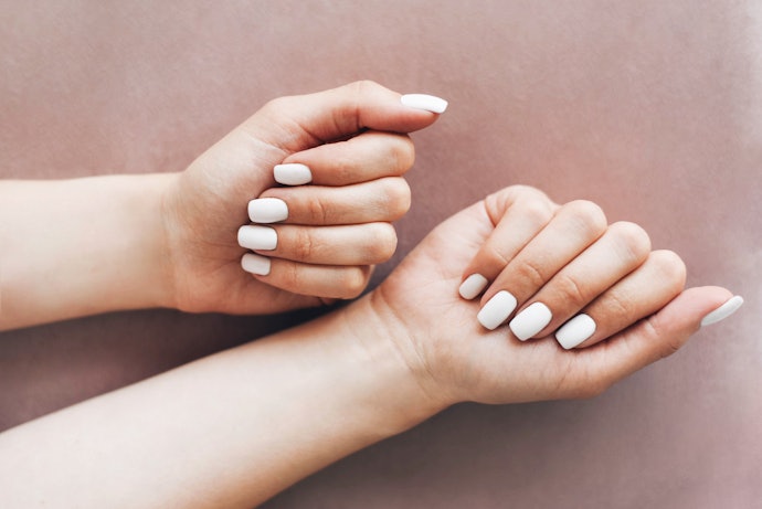 Como Pintar as Unhas de Branco? Descubra Truques que Evitam Manchas