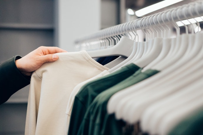 Dicas para um Guarda-Roupa Bonito e Organizado com o Cabide de Veludo