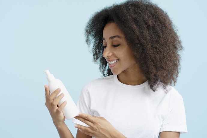 Como Usar o Shampoo que Pinta o Cabelo?