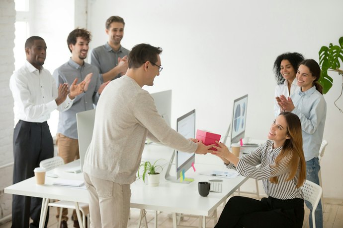 Quais São as Dicas para Embrulhar e Entregar o Presente para o Chefe?