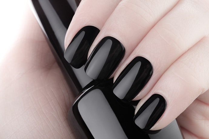 Afinal, Como Tirar Esmalte Escuro Sem Deixar Manchas?