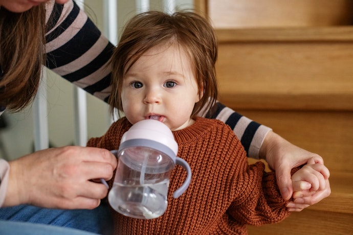 Como Fazer para o Bebê Pegar o Copo de Transição