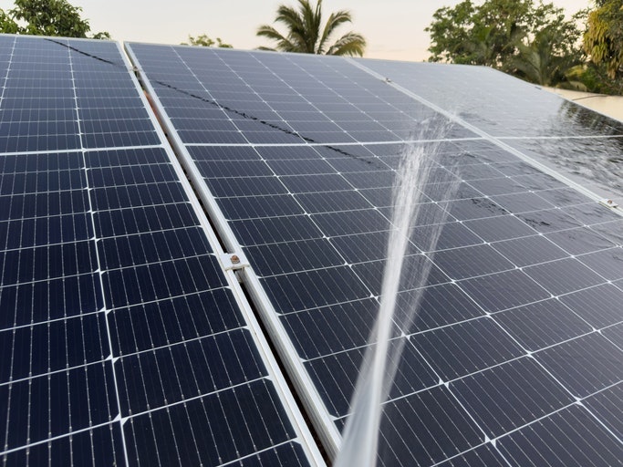 Como Lavar Placa Solar?