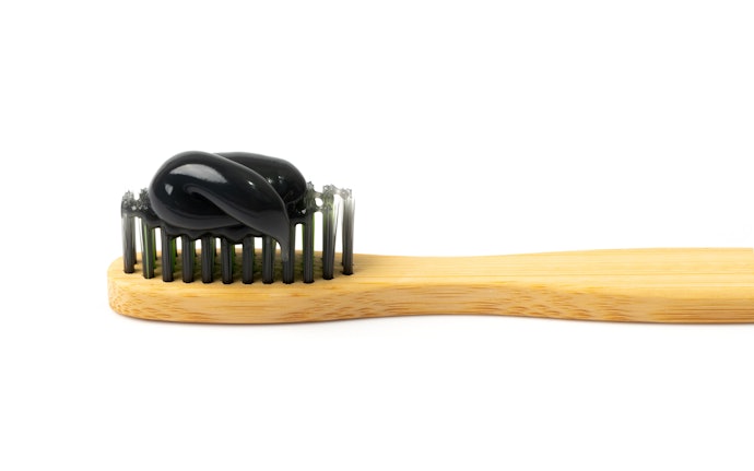 O Carvão Ativado Realmente Clareia os Dentes?