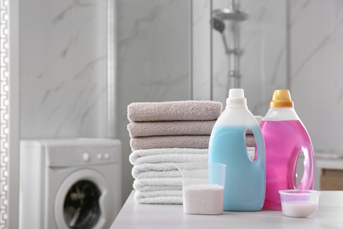 Qual É a Diferença entre o Sabão em Pó e o Sabão Líquido nas Roupas?