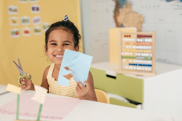 Qual a Idade Certa para Começar a Usar Tesoura Infantil?