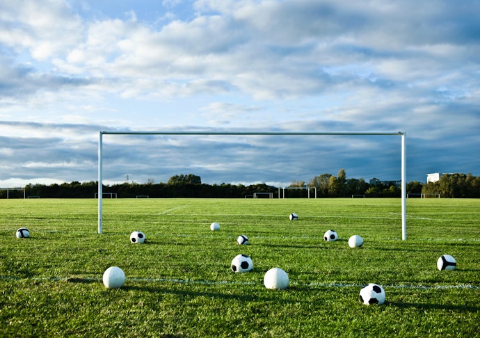 Bola E Sapatas De Futebol No Campo De Jogos Do Futebol Foto de