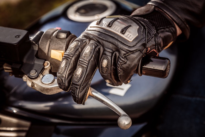 Por Que Usar uma Luva para Motoqueiro?