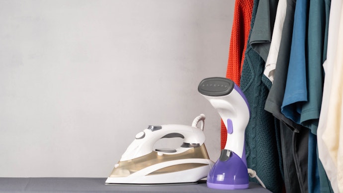 Qual É a Diferença entre uma Passadeira a Vapor Portátil E um Ferro de Passar Roupa?