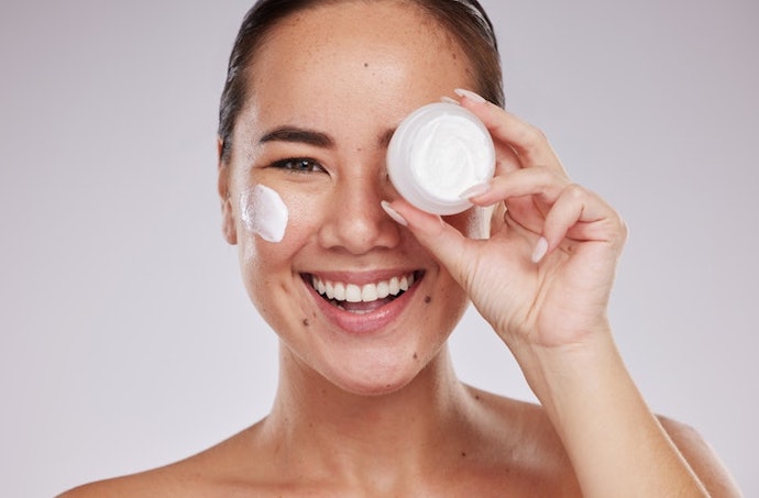 Qual É a Diferença entre um Creme Facial e um Creme para a Área dos Olhos?