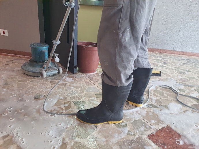Qual a Vantagem de Usar uma Enceradeira para Lavar Piso?