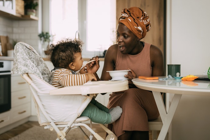 Quais São as Vantagens de Usar uma Cadeira de Alimentação para Bebê?