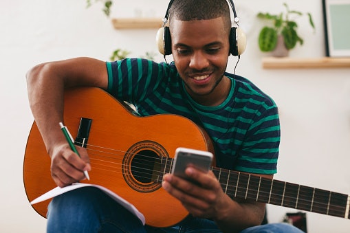 O Que É um Afinador de Violão Online?