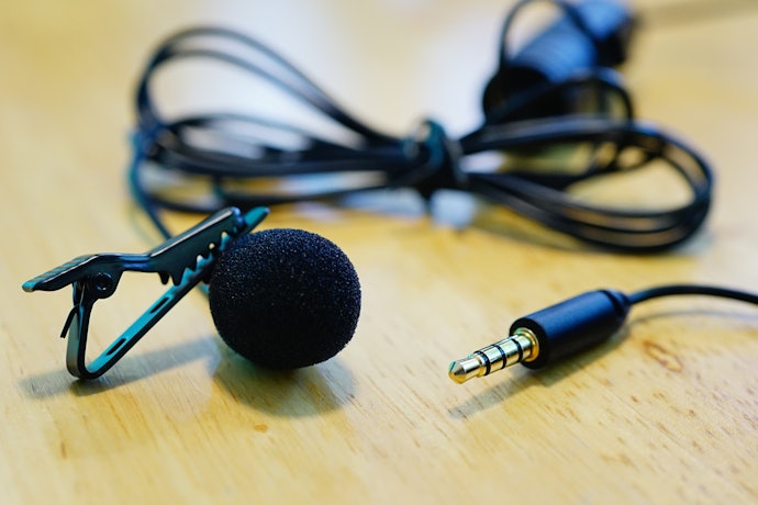 O Que É e para Que Serve um Microfone de Lapela?