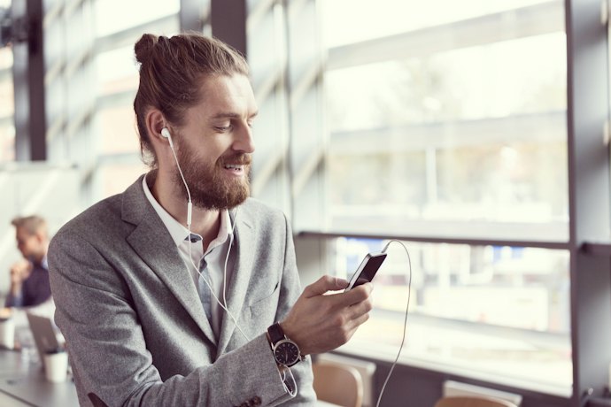 Por Que Usar um Fone de Ouvido Intra-Auricular com Fio?