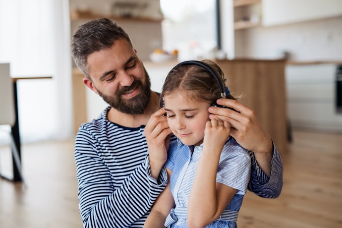 Por que Crianças Devem Utilizar Fones Adequados à Sua Idade?