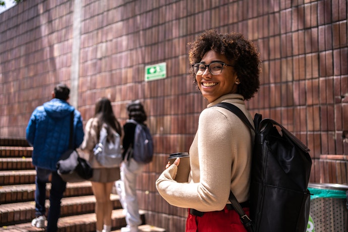 Qual a Diferença entre Bolsa e Mochila Feminina?