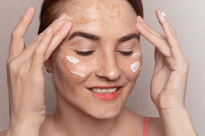 Qual é a Diferença entre um Protetor Solar para Quem Tem Melasma e um Comum?