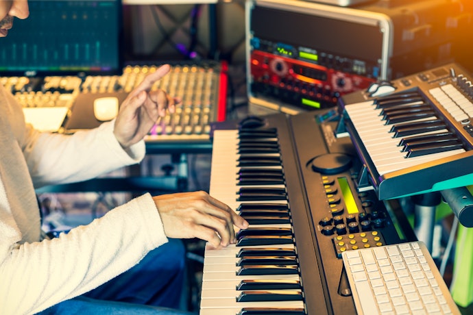 O Que é um Teclado Controlador MIDI e Qual a Diferença para Outros Teclados?