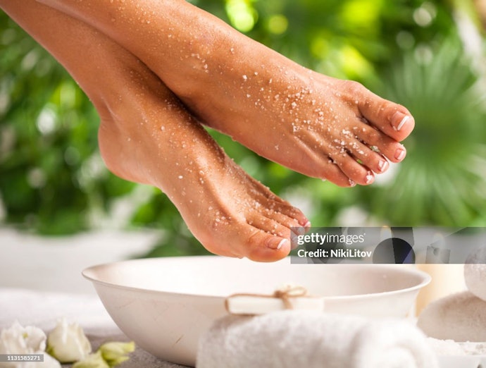 Qual é a Diferença Entre Esfoliantes para os Pés Físicos e Químicos?
