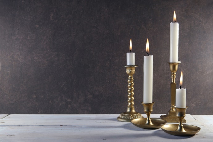 Qual a Diferença entre Castiçal, Candelabro e Porta-Vela?