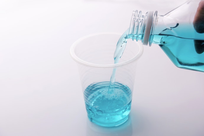 Por que Usar um Enxaguante Bucal sem Álcool?