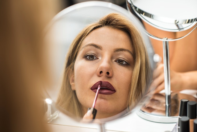 Para Ter Lábios Pintados o Dia Todo, Use Batons Matte com 12 h de Duração ou mais