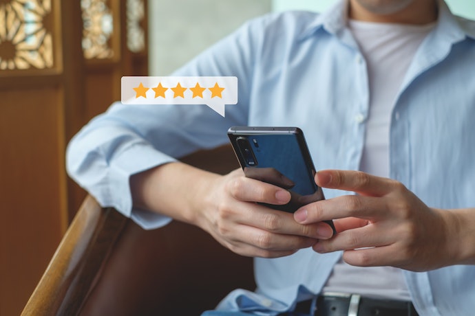 Considere Também as Avaliações dos Usuários no Google Play e App Store