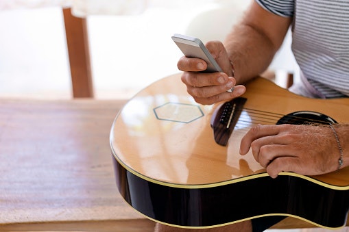A Maioria dos Afinadores de Violão Online Tem Versão em Português