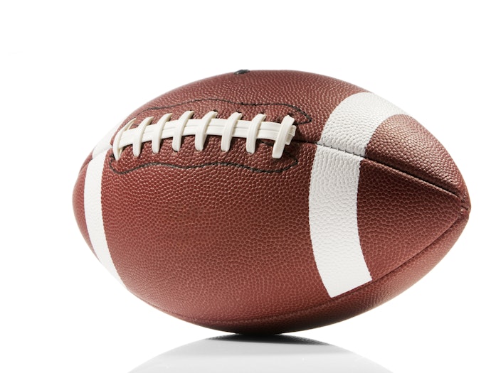 A Bola de Futebol Americano para Adultos é Maior e Mais Pesada que a Infantil