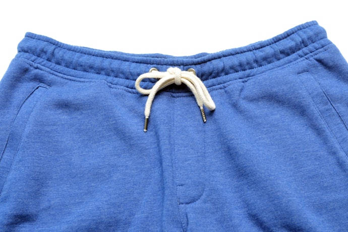 Verifique se a Calça Tem Detalhes Extras que Contribuem para o Estilo ou Praticidade