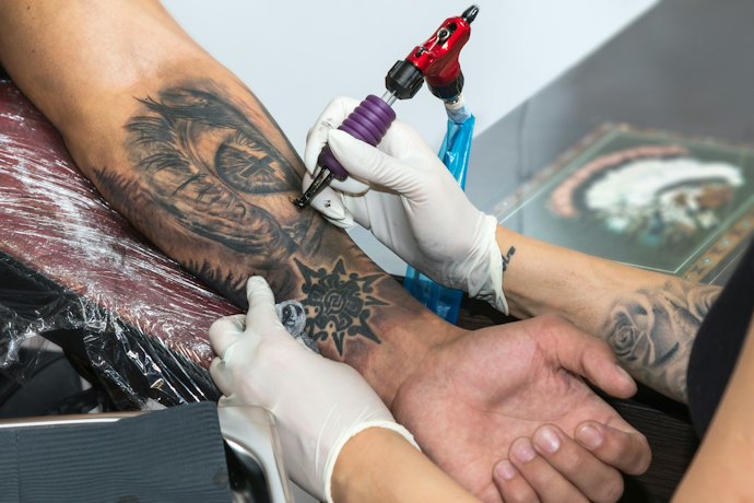 Se Informe Sobre a Experiência e Reputação do Tatuador Responsável