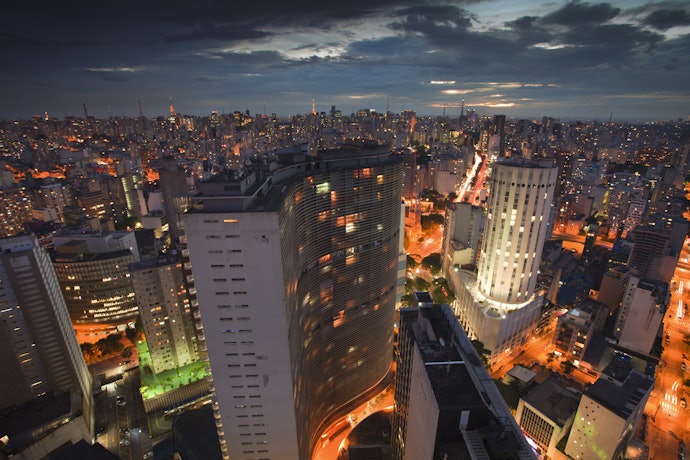 Considere a Localização do Bar e as Estações de Metrô Mais Próximas