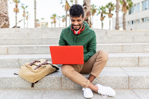 Sites que Incluem Contexto, Conjugações e Gírias Facilitam o Aprendizado