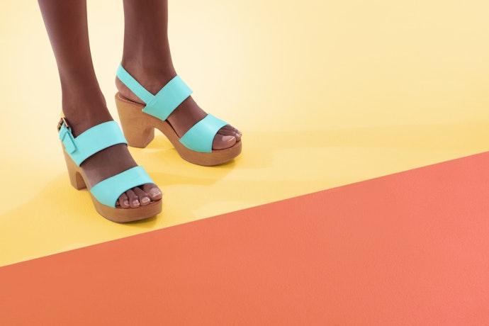 Sandália Salto Grosso Preta, Branca ou Colorida? Escolha para Combinar com o Look!