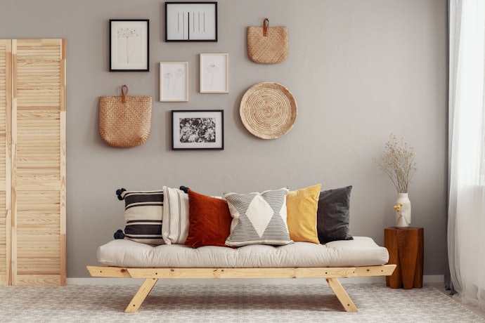 Futons de Cores Claras Combinam com Decorações Minimalistas