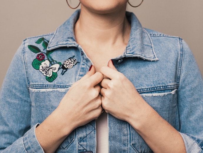 Modelos com Bordados, Desfiados e Outros Detalhes Podem Adicionar Personalidade ao Seu Look