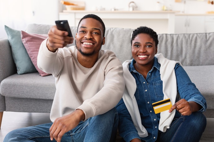 Considere as Vantagens dos Planos de TV por Assinatura Pré-Pago e Pós-Pago
