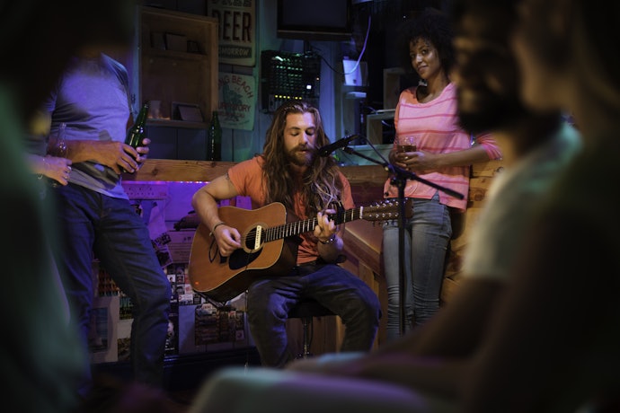 Aposte em um Bar de Curitiba com Música ao Vivo