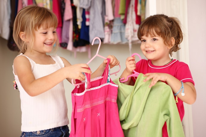 Para Roupas com Alça, Prefira Cabides Infantis com Presilhas, Cavas ou Ganchos