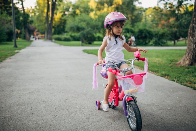 Bicicleta infantil para meninas de 3 á 7 anos na cor rosa com kit de  proteção em Promoção na Americanas