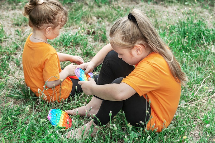 Para Crianças Menores, Opte por Fidgets Toys com Peças Maiores para Evitar Acidentes