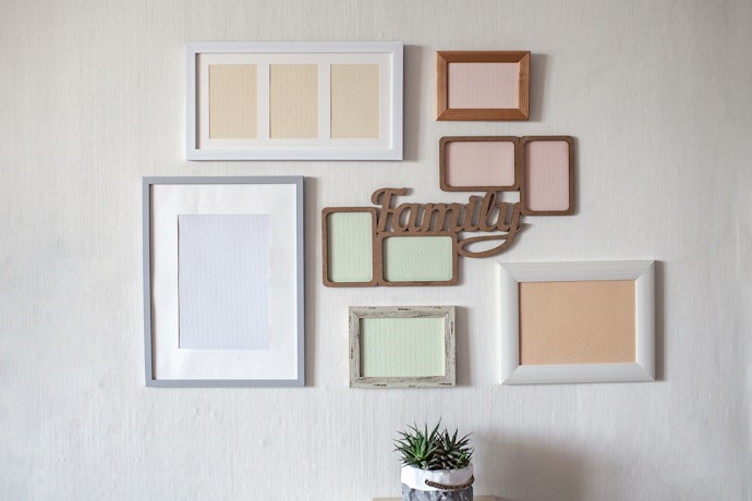 Porta-Retrato de Parede com Várias Fotos Ajudam a Compor a Decoração