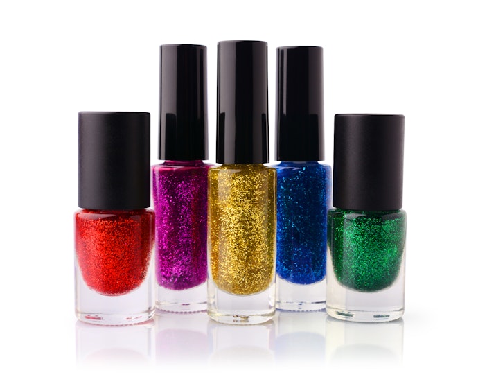 Confira as Cores do Esmalte de Glitter para Criar Diferentes Looks